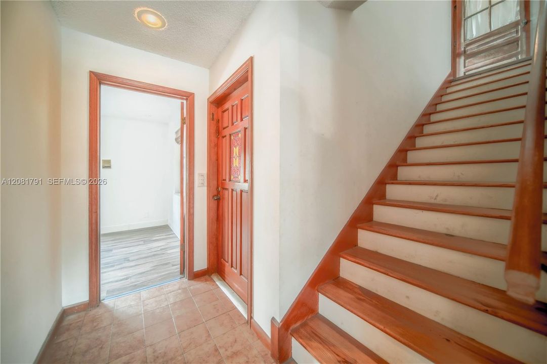 En Venta: $1,300,000 (5 camas, 3 baños, 2722 Pies cuadrados)