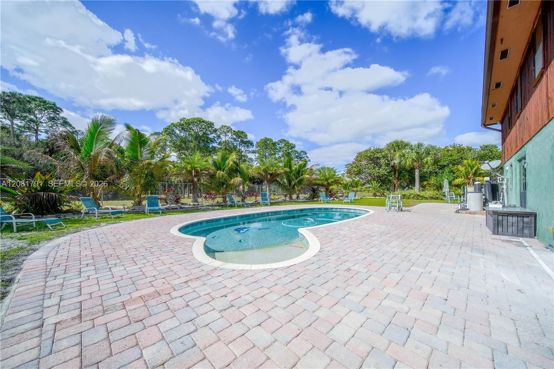 En Venta: $1,300,000 (5 camas, 3 baños, 2722 Pies cuadrados)