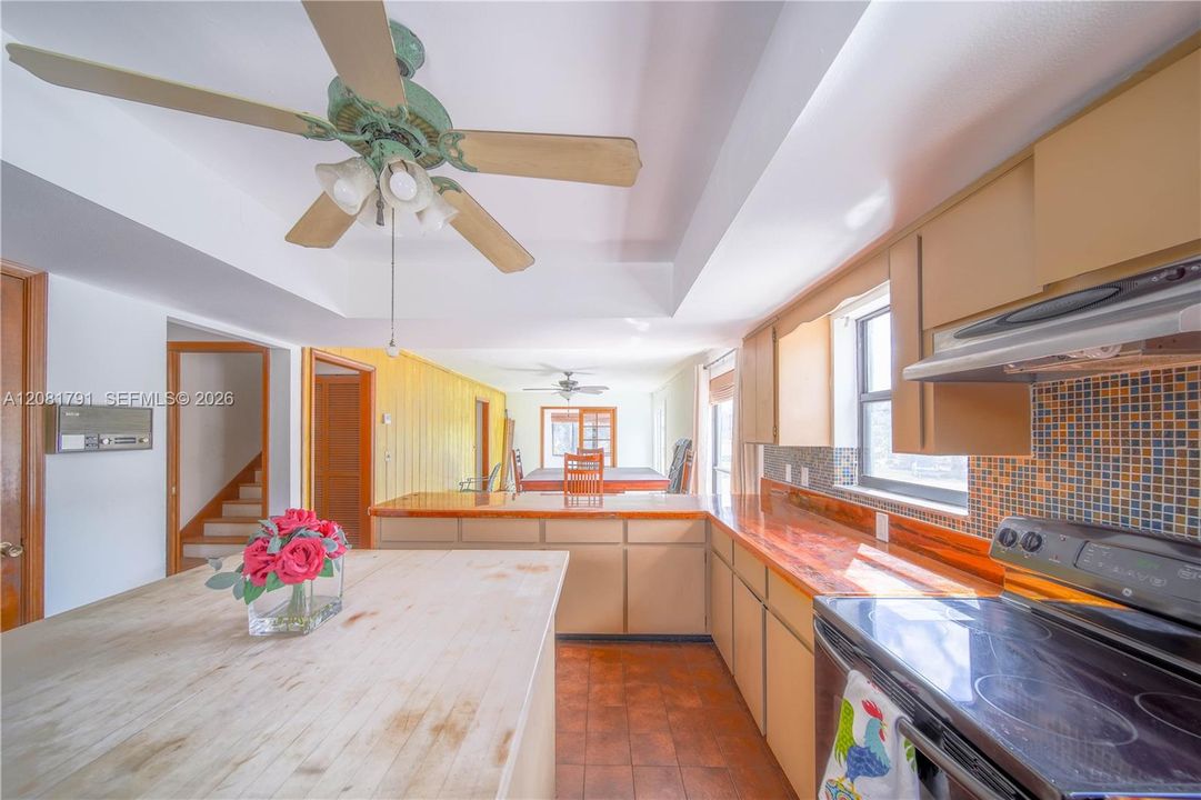 En Venta: $1,300,000 (5 camas, 3 baños, 2722 Pies cuadrados)