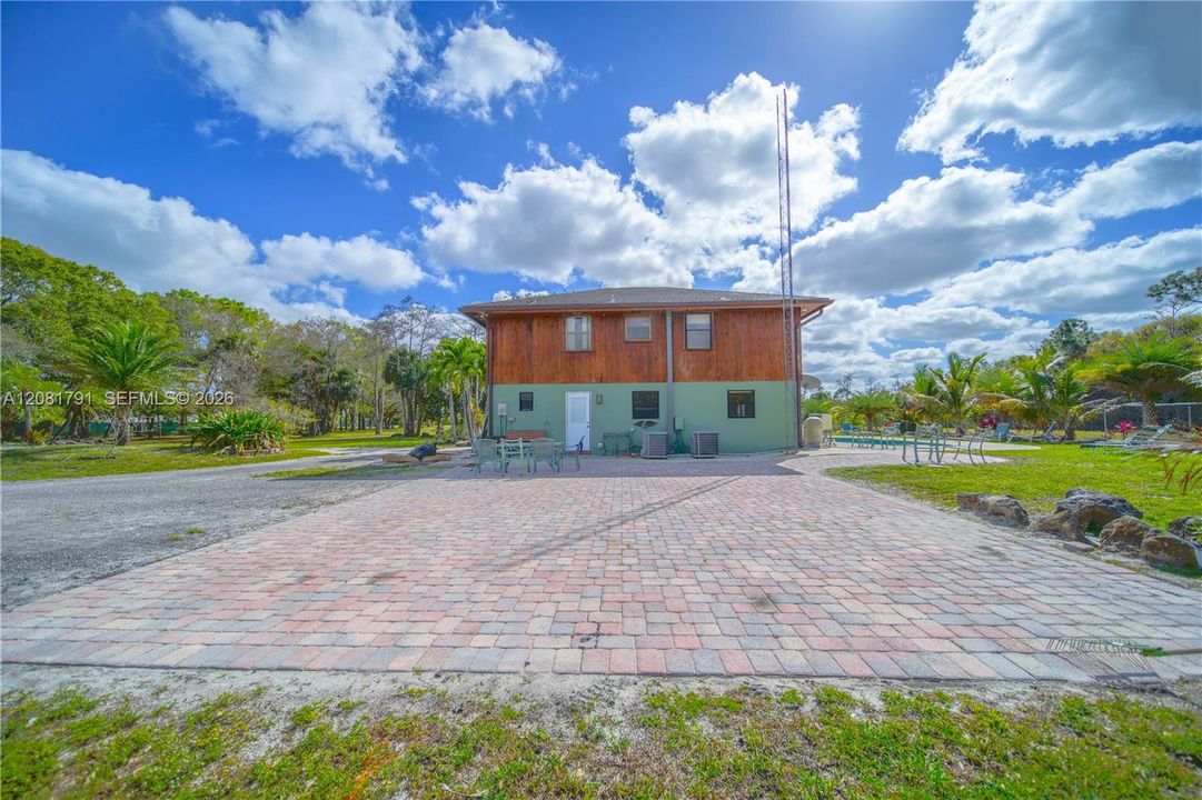 En Venta: $1,300,000 (5 camas, 3 baños, 2722 Pies cuadrados)