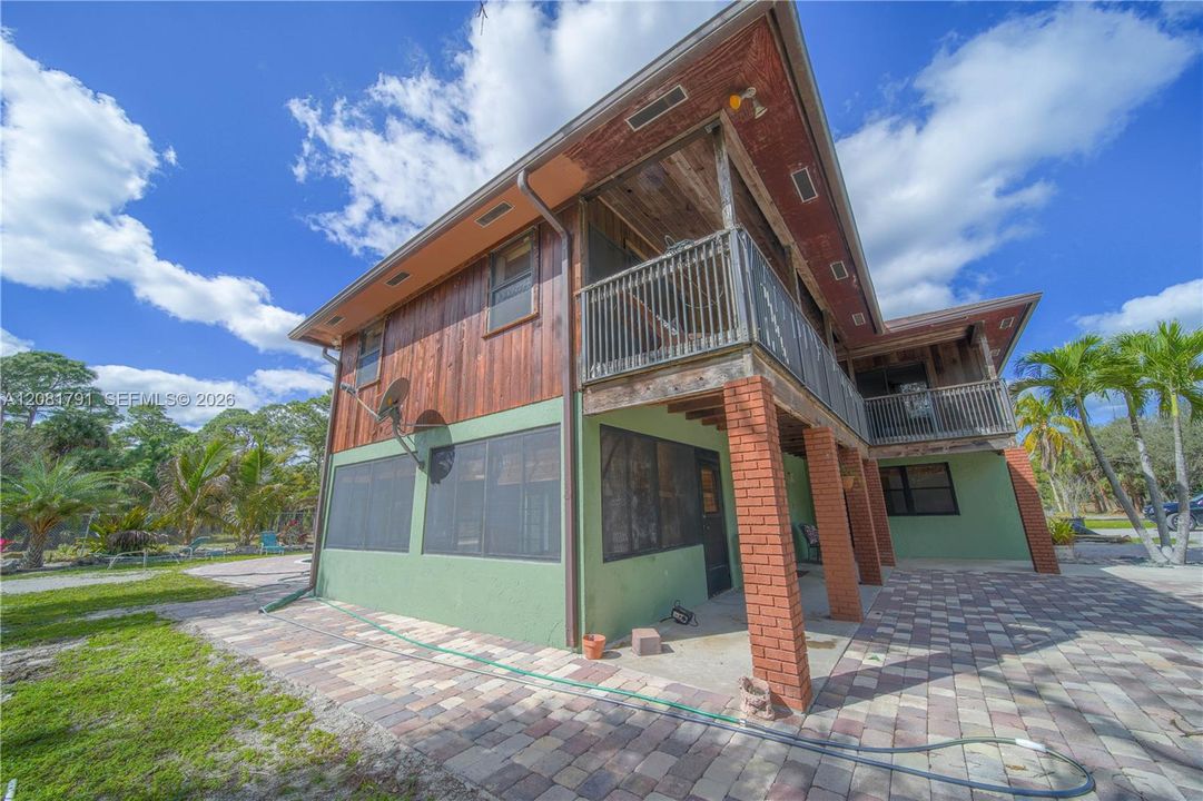 En Venta: $1,300,000 (5 camas, 3 baños, 2722 Pies cuadrados)
