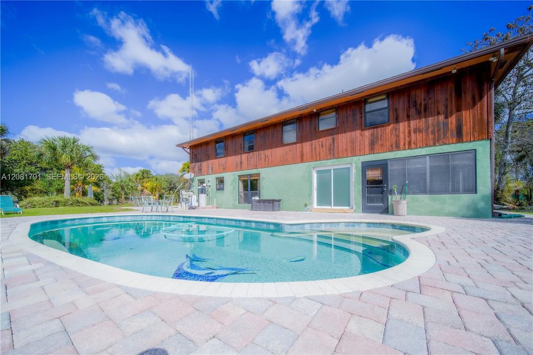 En Venta: $1,300,000 (5 camas, 3 baños, 2722 Pies cuadrados)