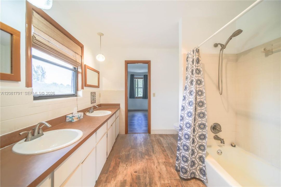 En Venta: $1,300,000 (5 camas, 3 baños, 2722 Pies cuadrados)