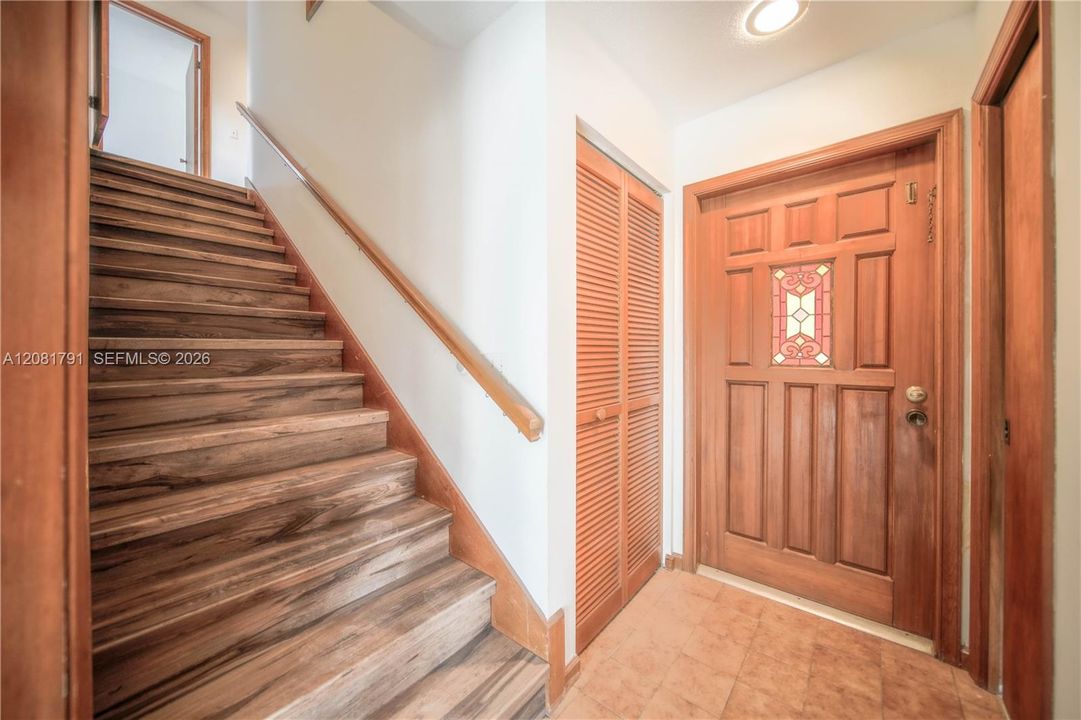 En Venta: $1,300,000 (5 camas, 3 baños, 2722 Pies cuadrados)