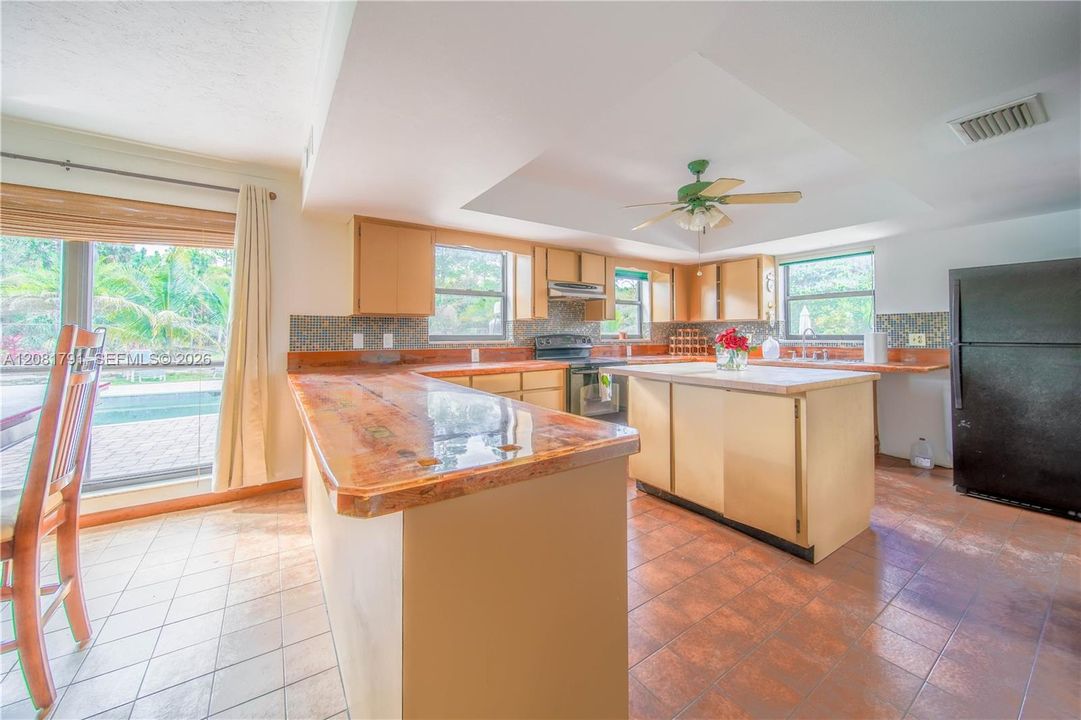En Venta: $1,300,000 (5 camas, 3 baños, 2722 Pies cuadrados)