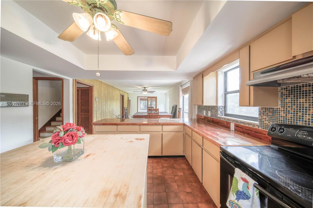 En Venta: $1,300,000 (5 camas, 3 baños, 2722 Pies cuadrados)
