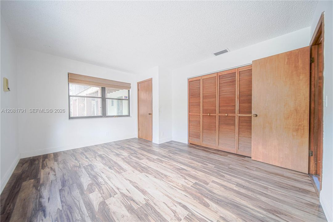 En Venta: $1,300,000 (5 camas, 3 baños, 2722 Pies cuadrados)