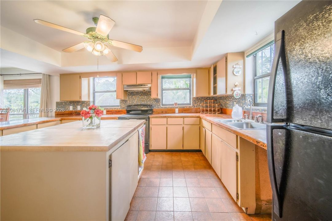 En Venta: $1,300,000 (5 camas, 3 baños, 2722 Pies cuadrados)