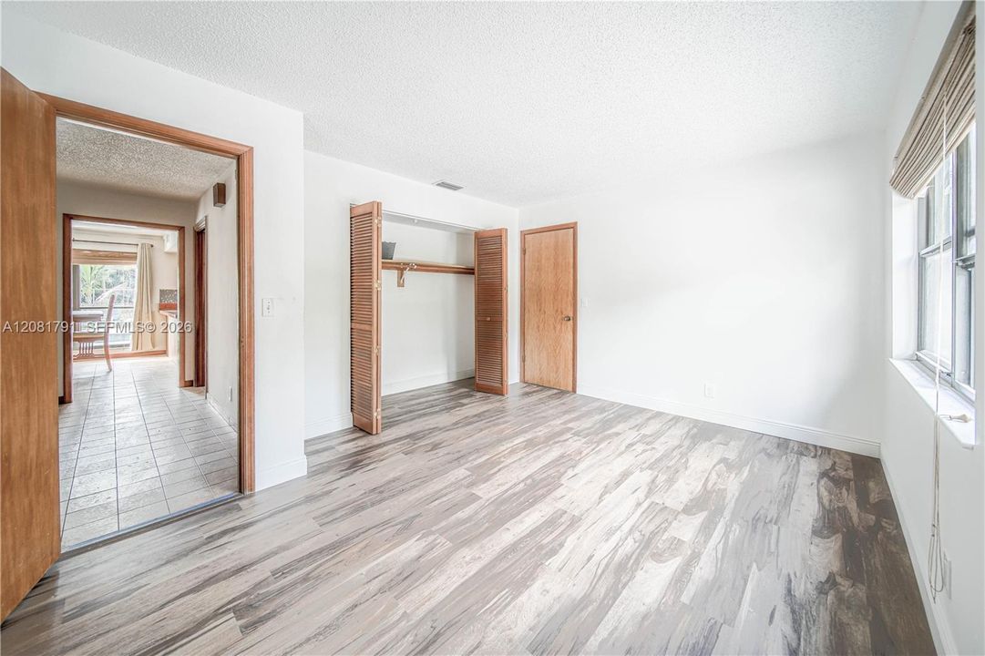 En Venta: $1,300,000 (5 camas, 3 baños, 2722 Pies cuadrados)