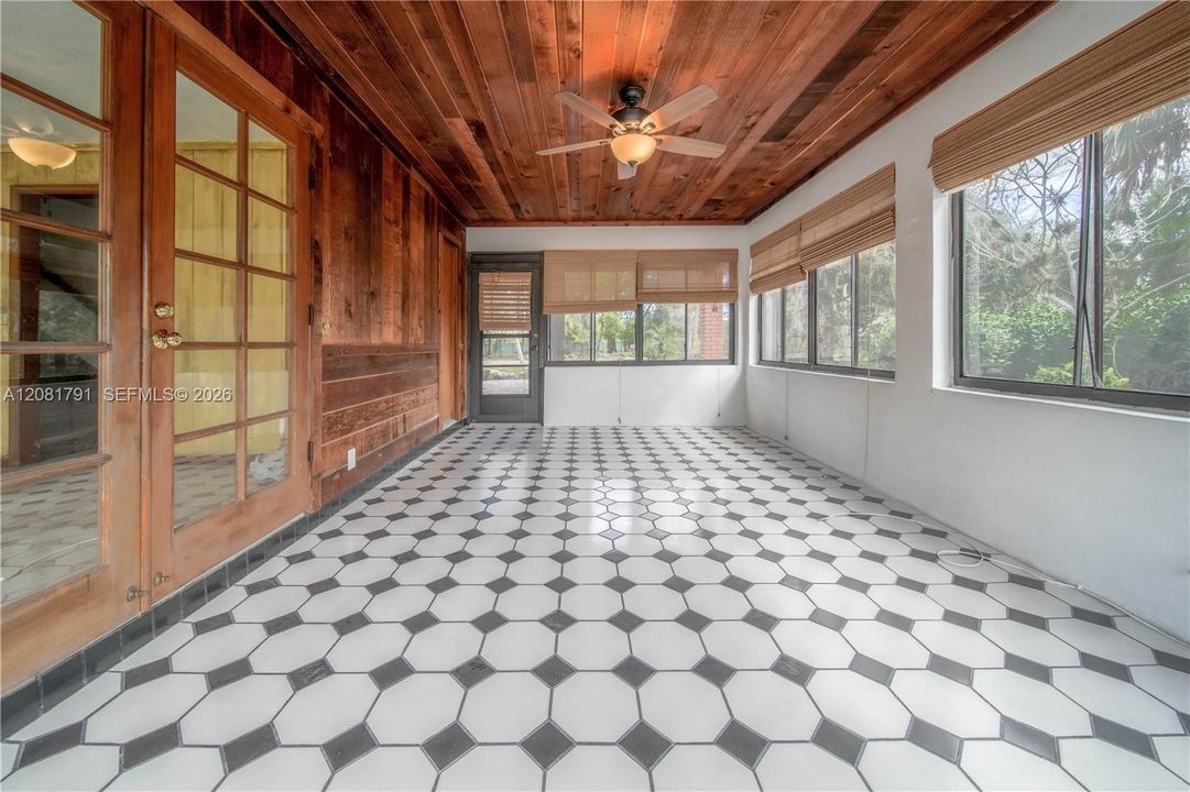 En Venta: $1,300,000 (5 camas, 3 baños, 2722 Pies cuadrados)