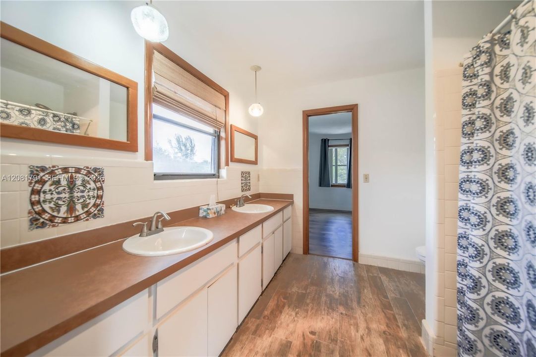 En Venta: $1,300,000 (5 camas, 3 baños, 2722 Pies cuadrados)