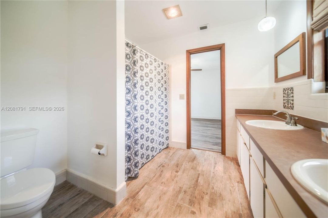 En Venta: $1,300,000 (5 camas, 3 baños, 2722 Pies cuadrados)