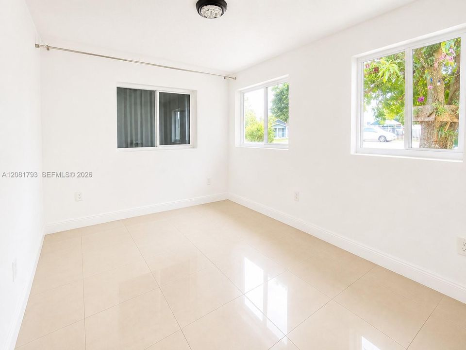 For Rent: $2,600 (3 beds, 1 baths, 2048 Square Feet)