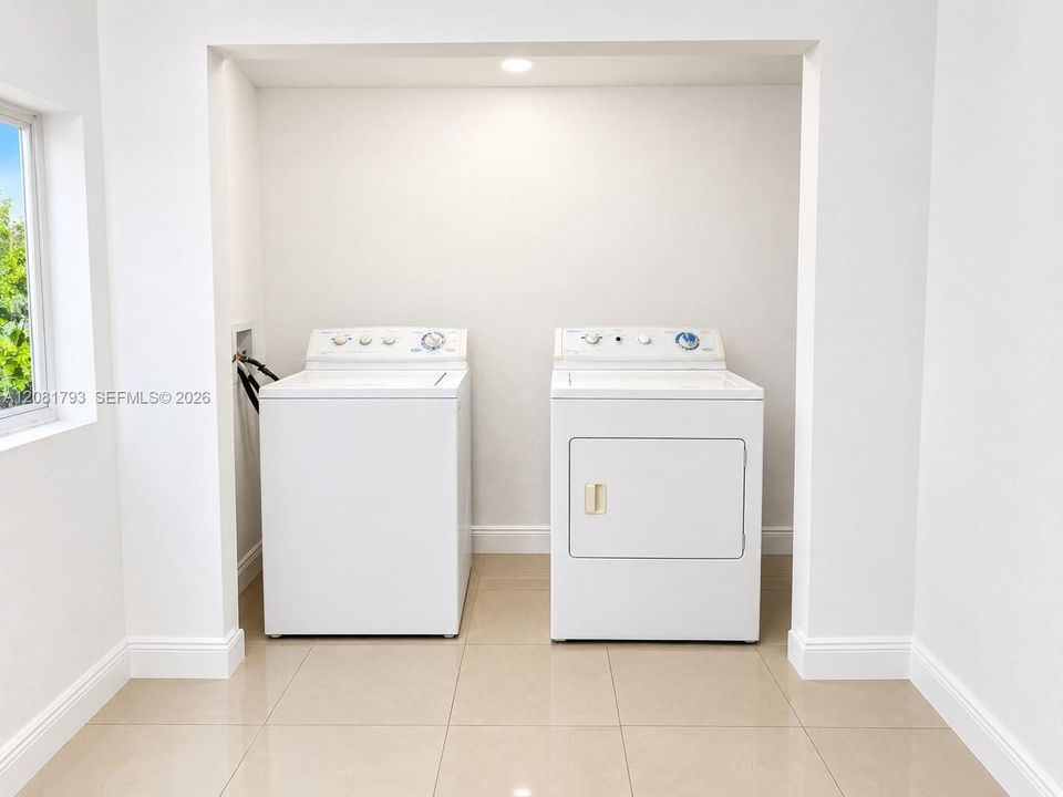 For Rent: $2,600 (3 beds, 1 baths, 2048 Square Feet)