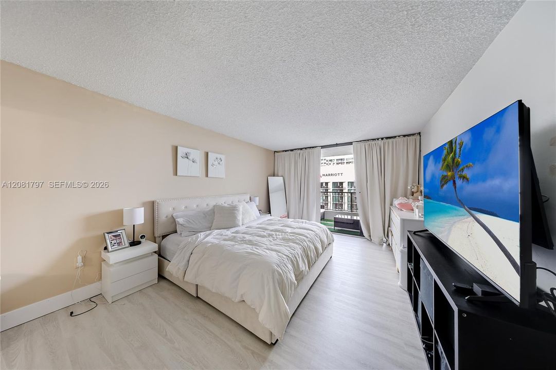 Active With Contract: $2,500 (1 beds, 1 baths, 800 Square Feet)