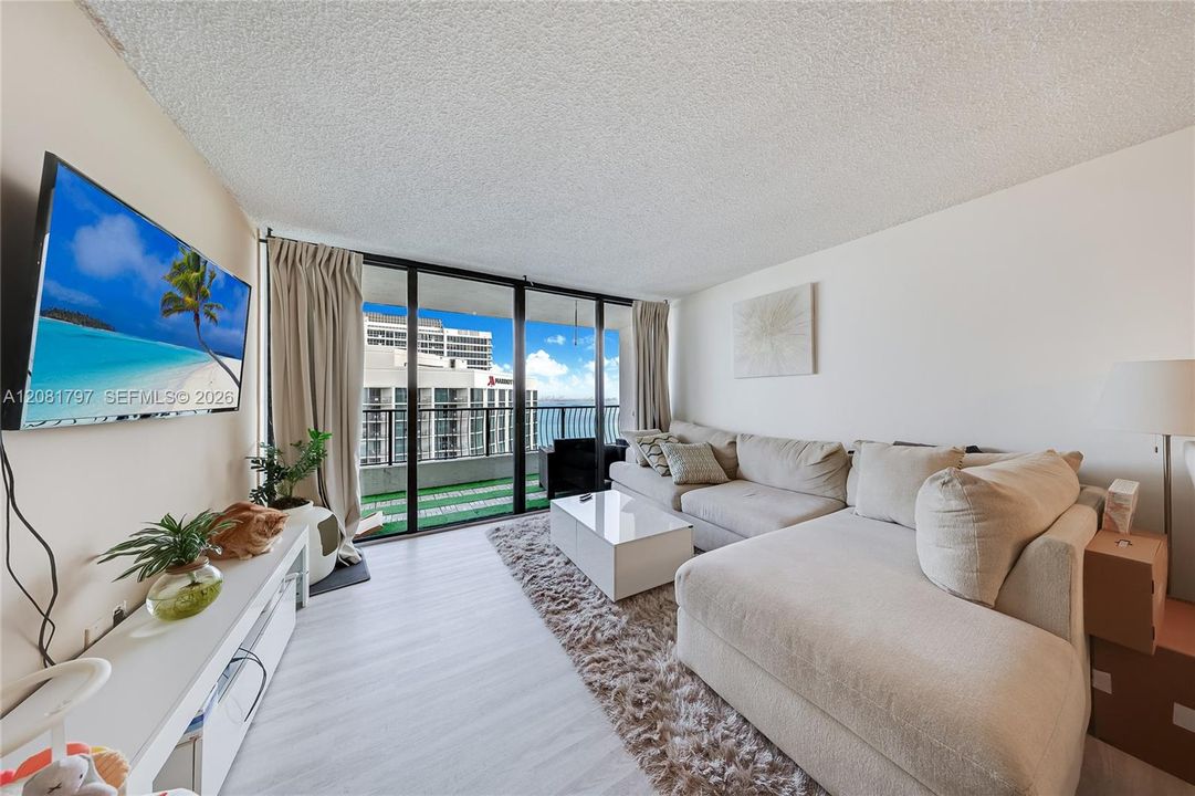Active With Contract: $2,500 (1 beds, 1 baths, 800 Square Feet)