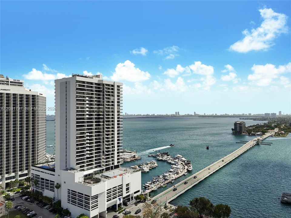 Active With Contract: $2,500 (1 beds, 1 baths, 800 Square Feet)