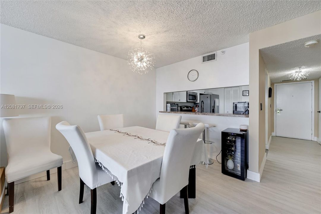 Active With Contract: $2,500 (1 beds, 1 baths, 800 Square Feet)