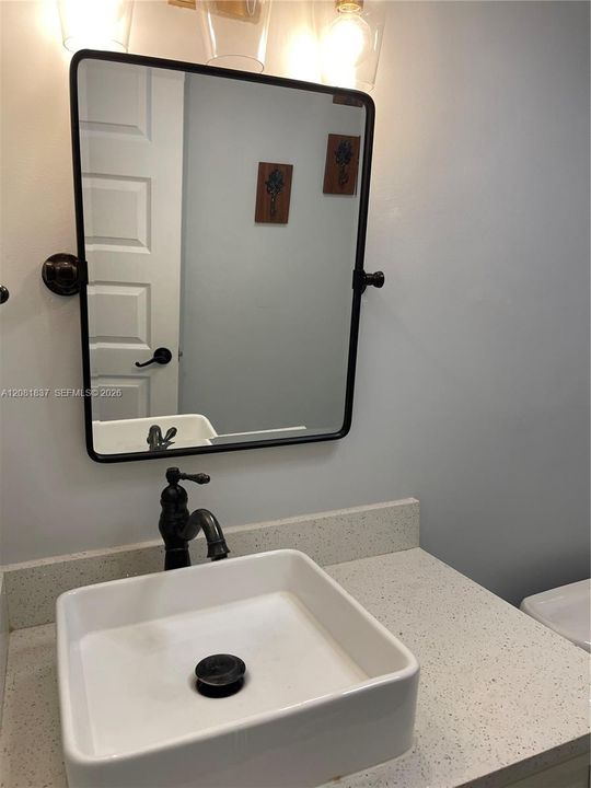 For Rent: $2,700 (1 beds, 2 baths, 864 Square Feet)
