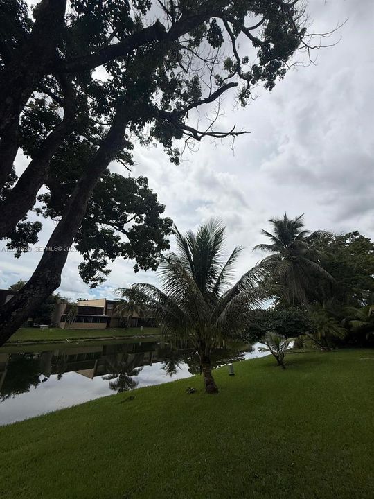 For Rent: $2,550 (2 beds, 2 baths, 1015 Square Feet)
