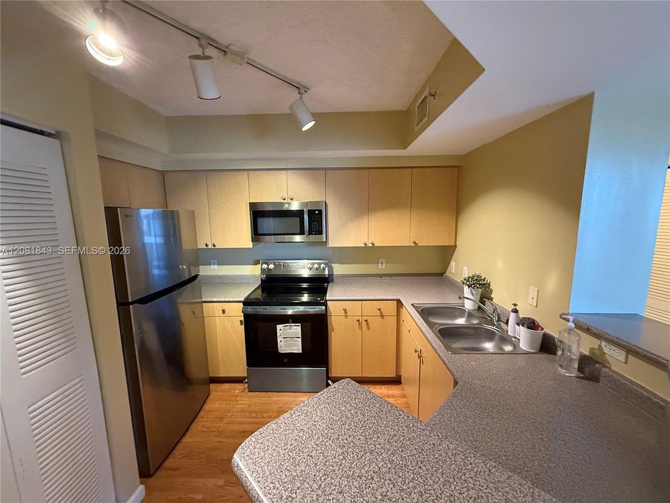 For Rent: $2,200 (2 beds, 2 baths, 1147 Square Feet)