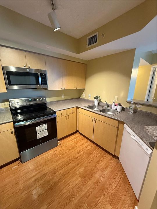 For Rent: $2,200 (2 beds, 2 baths, 1147 Square Feet)
