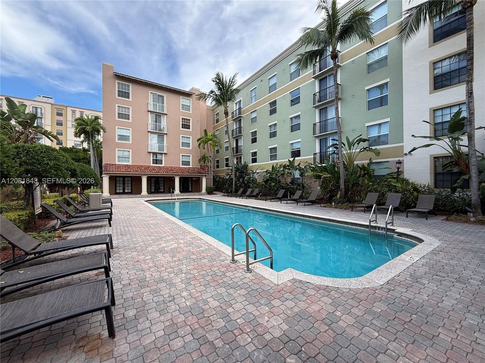 For Rent: $2,200 (2 beds, 2 baths, 1147 Square Feet)