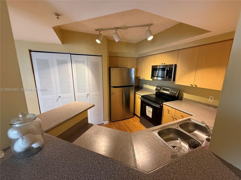 For Rent: $2,200 (2 beds, 2 baths, 1147 Square Feet)