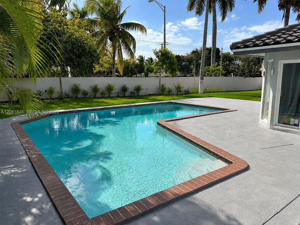 Active With Contract: $3,595 (3 beds, 2 baths, 1426 Square Feet)