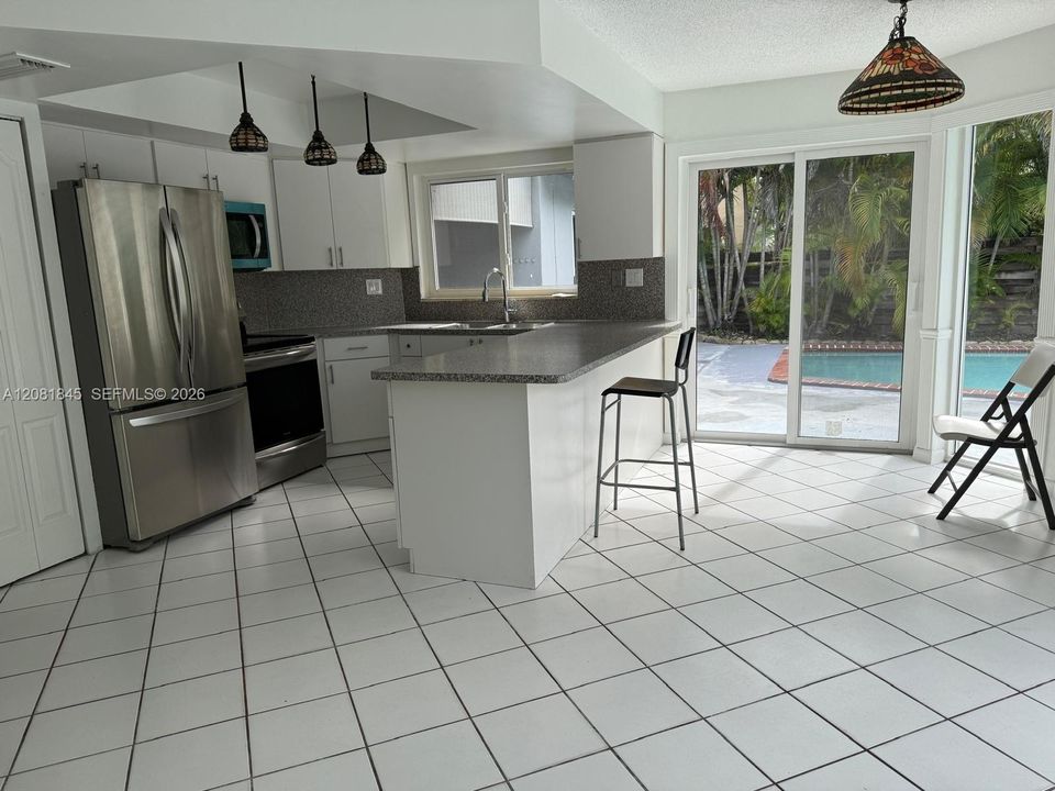 Active With Contract: $3,595 (3 beds, 2 baths, 1426 Square Feet)