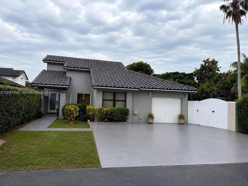 Active With Contract: $3,595 (3 beds, 2 baths, 1426 Square Feet)