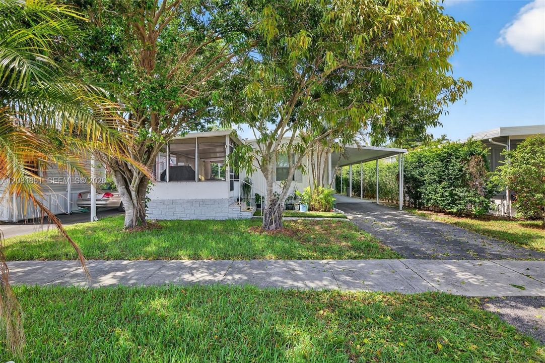 For Rent: $2,200 (2 beds, 2 baths, 905 Square Feet)