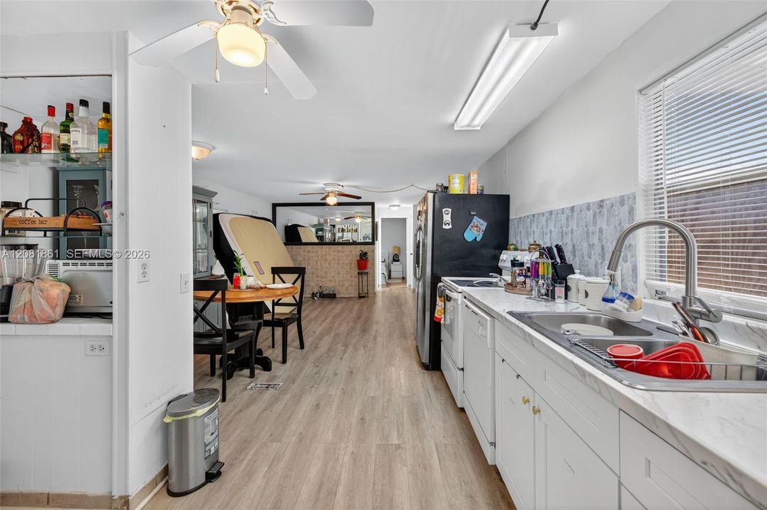 For Rent: $2,200 (2 beds, 2 baths, 905 Square Feet)