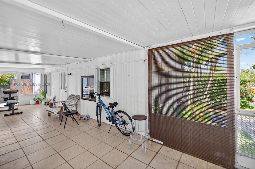 For Rent: $2,200 (2 beds, 2 baths, 905 Square Feet)