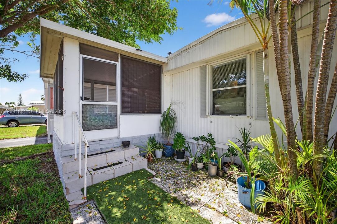For Rent: $2,200 (2 beds, 2 baths, 905 Square Feet)