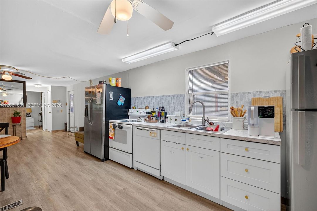 For Rent: $2,200 (2 beds, 2 baths, 905 Square Feet)