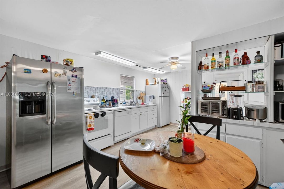 For Rent: $2,200 (2 beds, 2 baths, 905 Square Feet)