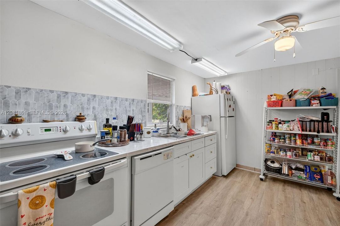For Rent: $2,200 (2 beds, 2 baths, 905 Square Feet)