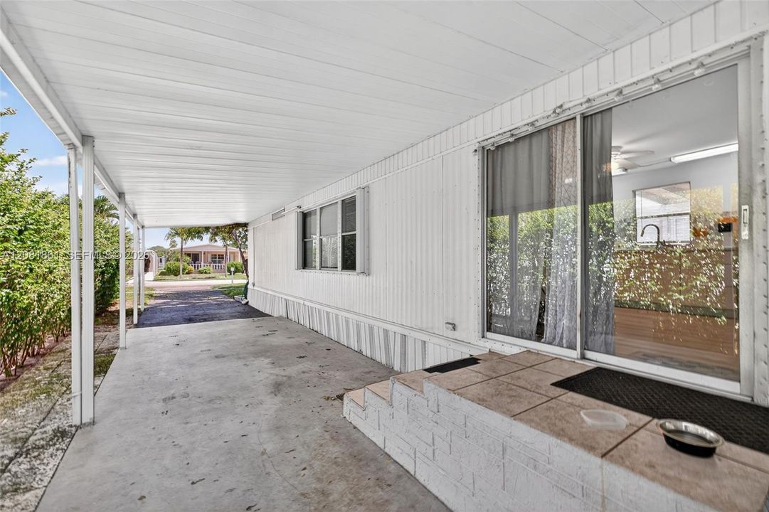 For Rent: $2,200 (2 beds, 2 baths, 905 Square Feet)