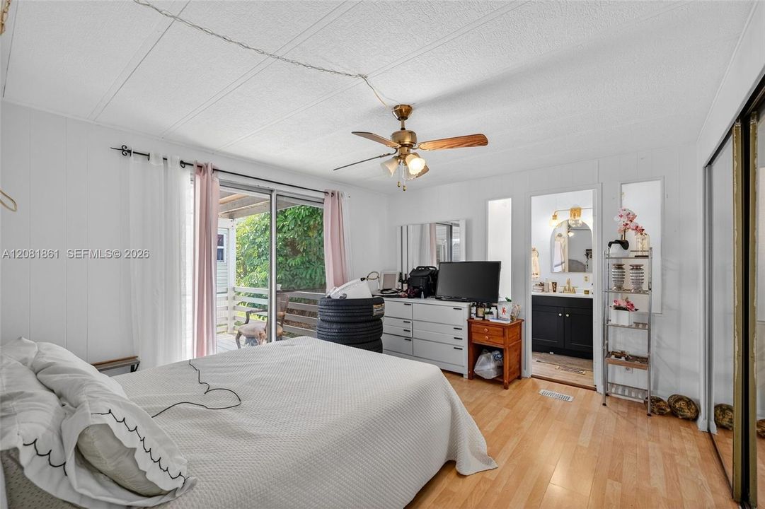 For Rent: $2,200 (2 beds, 2 baths, 905 Square Feet)