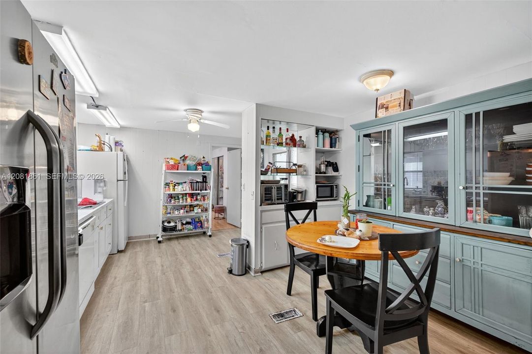 For Rent: $2,200 (2 beds, 2 baths, 905 Square Feet)