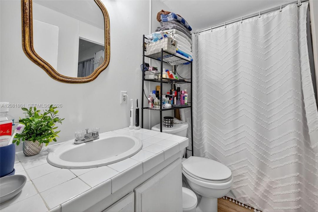 For Rent: $2,200 (2 beds, 2 baths, 905 Square Feet)