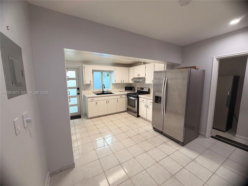 For Rent: $1,800 (2 beds, 1 baths, 2404 Square Feet)
