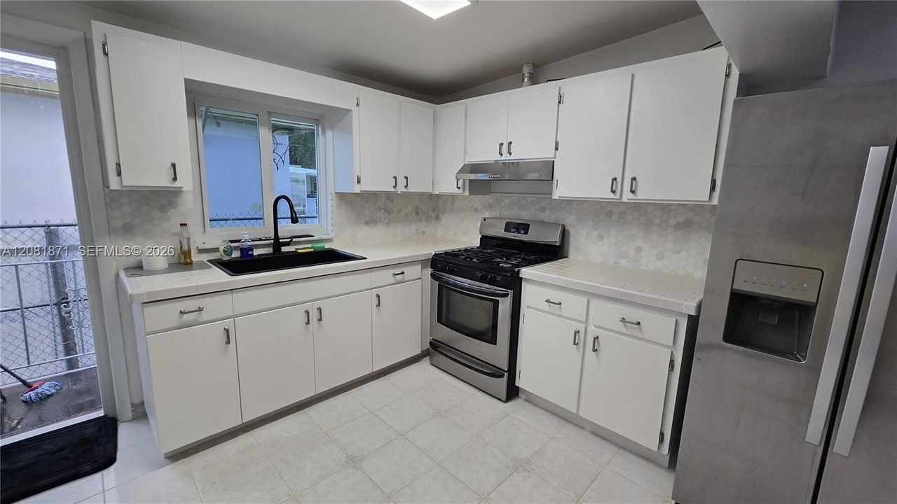For Rent: $1,800 (2 beds, 1 baths, 2404 Square Feet)