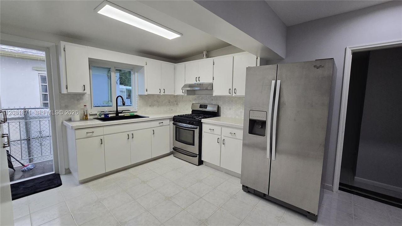 For Rent: $1,800 (2 beds, 1 baths, 2404 Square Feet)
