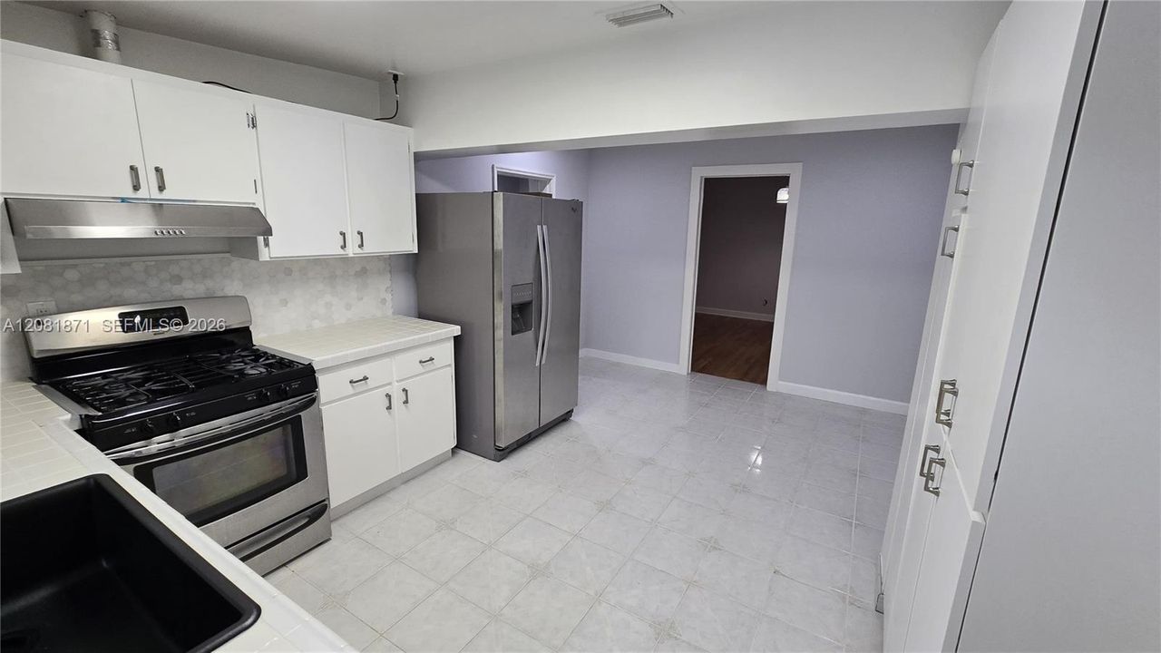 For Rent: $1,800 (2 beds, 1 baths, 2404 Square Feet)