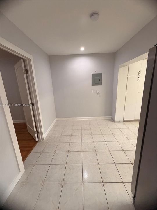 For Rent: $1,800 (2 beds, 1 baths, 2404 Square Feet)
