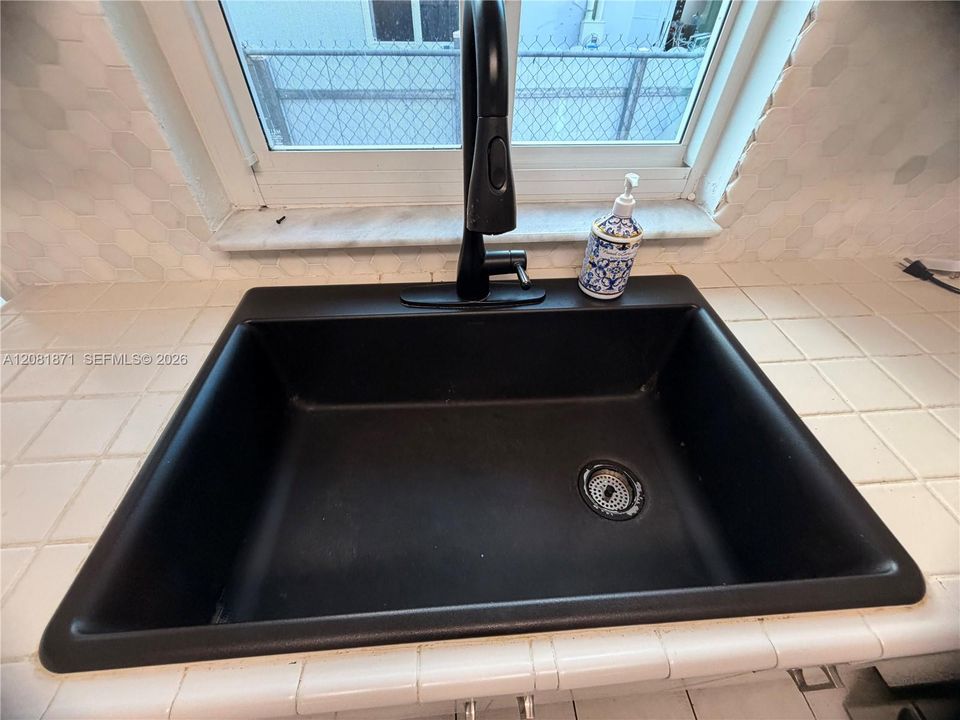 For Rent: $1,800 (2 beds, 1 baths, 2404 Square Feet)