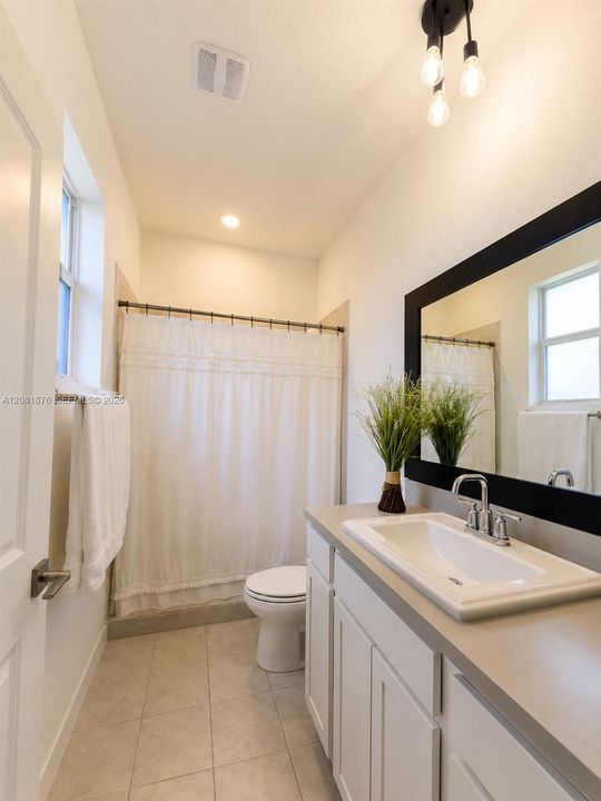 En Venta: $399,900 (4 camas, 3 baños, 1700 Pies cuadrados)