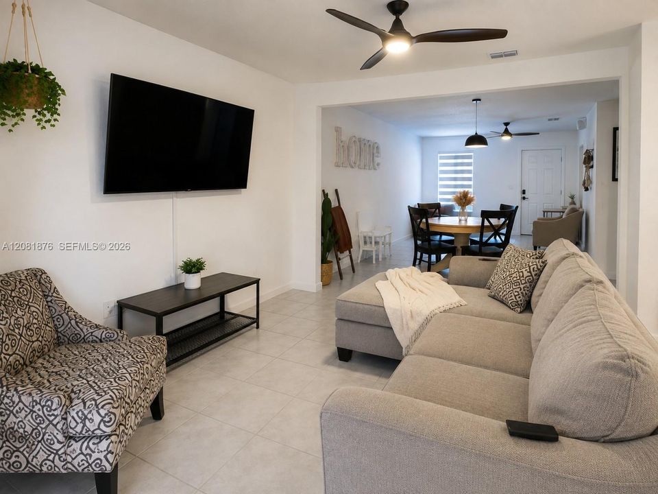 En Venta: $399,900 (4 camas, 3 baños, 1700 Pies cuadrados)